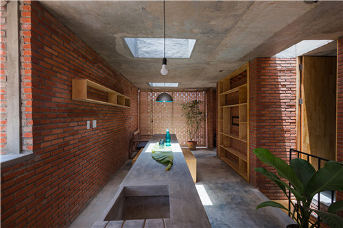 LT House