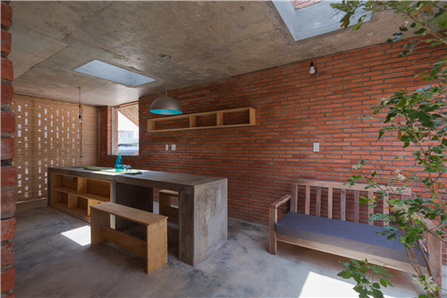 LT House