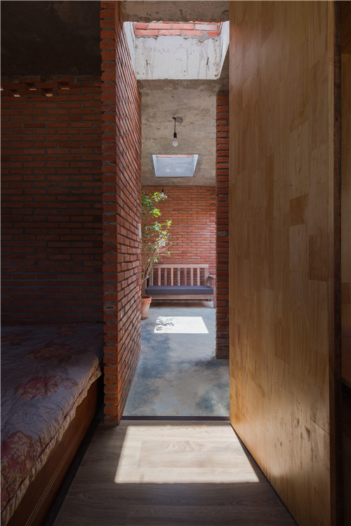 LT House
