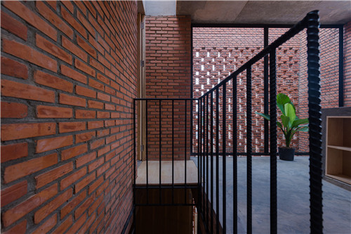 LT House