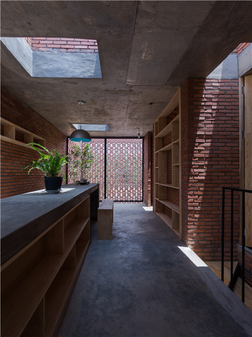 LT House