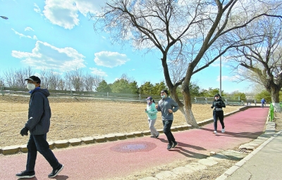 北京：公園游客分散秩序井然