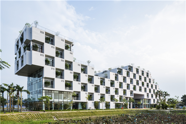 越南FPT大學行政樓設計：混凝土建筑中的綠色體驗