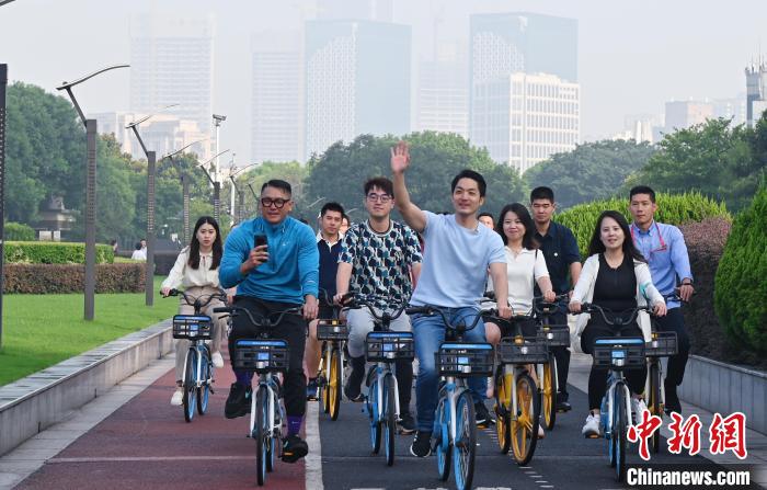 臺北市長蔣萬安上海濱江騎行 稱贊自行車道規劃