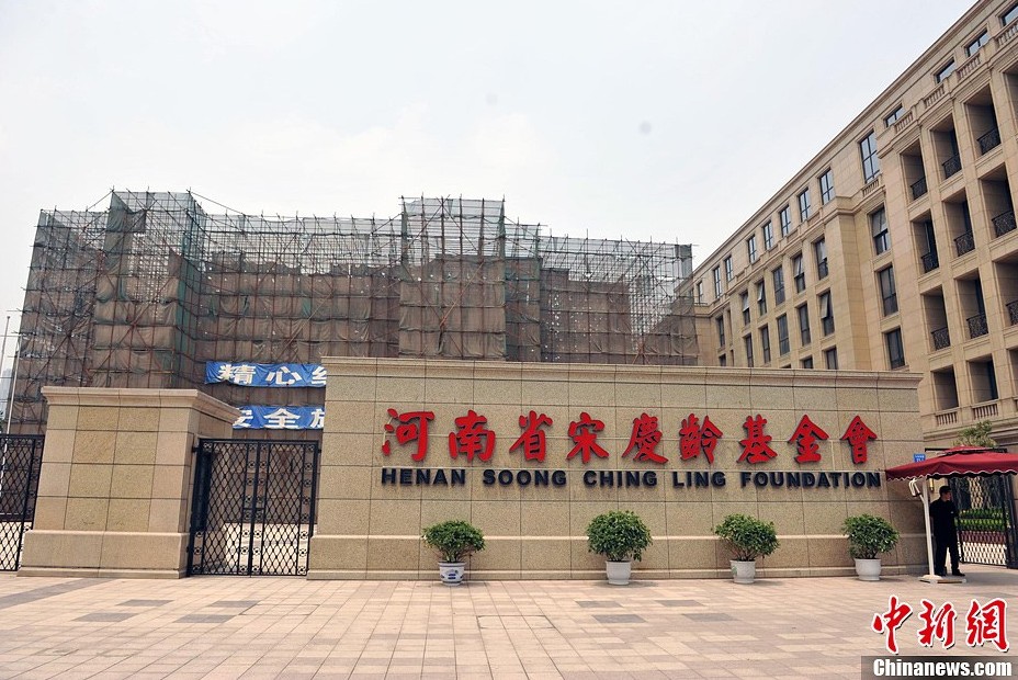 坐落在河南宋基會院內的巨型宋慶齡雕像如今被一層厚厚的防護網所包圍。