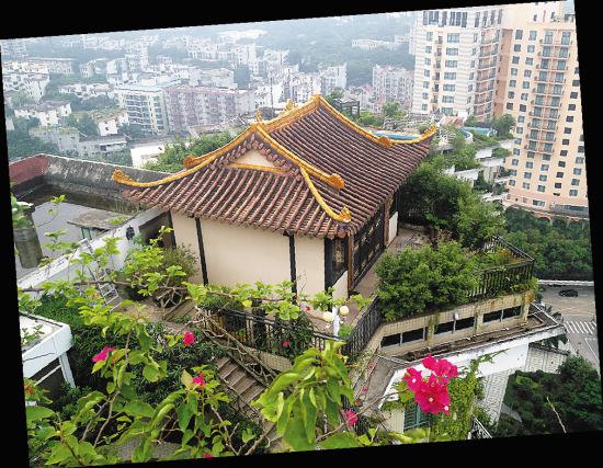 　　↑從E棟樓頂，可以看到這座廟周邊環(huán)境