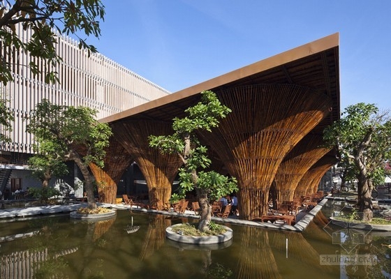 用竹型塔器建成的越南KontumIndochine咖啡館