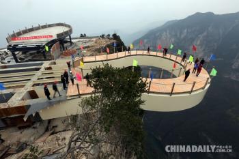重慶云陽：世界第一懸挑玻璃景觀廊橋建成(圖)
