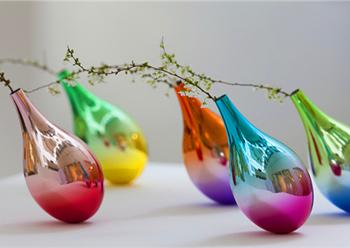 藤原敬介作品：漸變色花瓶 搖擺間好似花瓣飄落