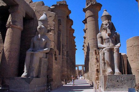 <p>　　埃及盧克索神廟（luxor temple）</p><p>　　<strong>一、埃及盧克索神廟（luxor temple）</strong></p><p>　　盧克索神廟，埃及中南部城市，坐落在開羅以南670多公里處的上埃及尼羅河畔，位于古埃及中王國和新王國的都城底比斯南半部遺址上。盧克索古跡中最引人注目的是尼羅河東岸的卡納克神廟(karnaktemple)和盧克索神廟(luxortemple)。盧克索已成為一座現(xiàn)代旅游城市、埃及的旅游勝地，那里彌漫著一股節(jié)日和歡快的氣氛，位于市中心的廟宇神殿給盧克索打上了特殊的標記，每年都有幾十萬游客從世界各地慕名而來。埃及人常說：“沒有到過盧克索，就不算到過埃及”。</p><p>　　盧克索神廟具有令人驚嘆的雄偉氣勢，每一根柱子都代表了法老的威嚴，置身于其中會使人暫時忘卻時間的流逝，神思萬千。這里的大部分工程是由第十八朝法老阿蒙諾菲斯三世完成的，后來的拉美西斯二世又增建了大門和庭院，并在門口豎立了六尊他的塑像，現(xiàn)存三尊。廟內(nèi)原來有兩座尖方碑，其中一座被穆罕默德·阿里送給了法國，現(xiàn)在巴黎協(xié)和廣場。</p><p>　　<strong>消失原因：</strong>不斷上漲的尼羅河水正在威脅盧克索和卡納克的神廟。由于該地區(qū)附近的農(nóng)田習慣粗放式灌溉，尼羅河水水位上漲，加上最近10年來，建筑鹽堿化程度加深，盧克索擁有幾千年歷史的神廟群正被不斷侵蝕。</p>