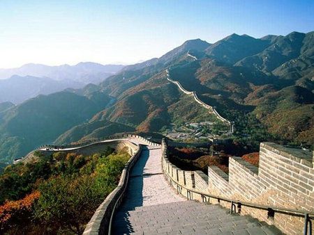 <p>　　中國八達嶺萬里長城</p><p>　　<strong>六、中國八達嶺萬里長城</strong></p><p>　　蜿蜒于中華大地上的萬里長城以其無比宏偉的雄姿久聞于世，成為中國最著名的地標式建筑。今天，長城已有近三分之二被腐蝕，加之沒有節(jié)制的旅游開發(fā)，目前對長城的保護不容樂觀。</p><p>　　八達嶺地區(qū)海拔848米，屬于季風性氣候，四季分明。區(qū)內(nèi)水質(zhì)優(yōu)良，風景優(yōu)美，并成功獲得國際ISO14001環(huán)境管理體系評語。山嶺入口處兩座高峰對恃，夾擊山下通道，正如自古以來所傳說的那樣，'居庸之險，不在關(guān)城，而在八達嶺'；'自八達嶺下視居庸關(guān)，如建瓴，如窺井'。由于地理位置的重要性，位于關(guān)溝北口也即入口的八達嶺長城就成了位于關(guān)溝中段的居庸關(guān)的前陣。</p><p>　　八達嶺長城是明代長城保存得較完整的一段。其關(guān)城建于明朝弘治十八年（1505年），東窄西寬，呈梯形，有東西二門，東門名為居庸外鎮(zhèn)，西門名為北門鎖鑰，兩門相距約44米，都是磚石結(jié)構(gòu)。甕城面積達5000平方米，建于海拔約六百米高度之處。券洞上為平臺，南北兩面各開一豁口，接連關(guān)城城墻， 臺上四周有磚砌垛口。城墻的平均高度為約為八米，上寬約六米，下寬近七米，其墻基全由千余公斤重的花崗條石砌成，上部采用大型城磚砌筑，內(nèi)填泥土和石塊， 是故墻身高大堅固。外側(cè)為垛墻，垛墻上方的垛口之下有射洞。城墻依山勢而筑，山勢陡峭處砌成梯道；山脊高地、城墻轉(zhuǎn)角或險要處則筑有堡壘式城臺、敵臺或墻臺。</p><p>　　八達嶺長城典型地表現(xiàn)了萬里長城雄偉險峻的風貌。作為北京的屏障，這里山巒重疊，形勢險要。氣勢極其磅礴的城墻南北盤旋延伸于群巒峻嶺之中，視野所及，不見盡頭。依山勢向兩側(cè)展開的長城雄峙危崖，陡壁懸崖上古人所書的'天險'二字，確切的概括了八達嶺位置的軍事重要性。</p><p>　　<strong>消失原因：</strong>旅游破壞、自然腐蝕</p>