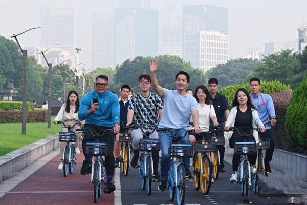 臺北市長蔣萬安上海濱江騎行 稱贊自行車道規劃